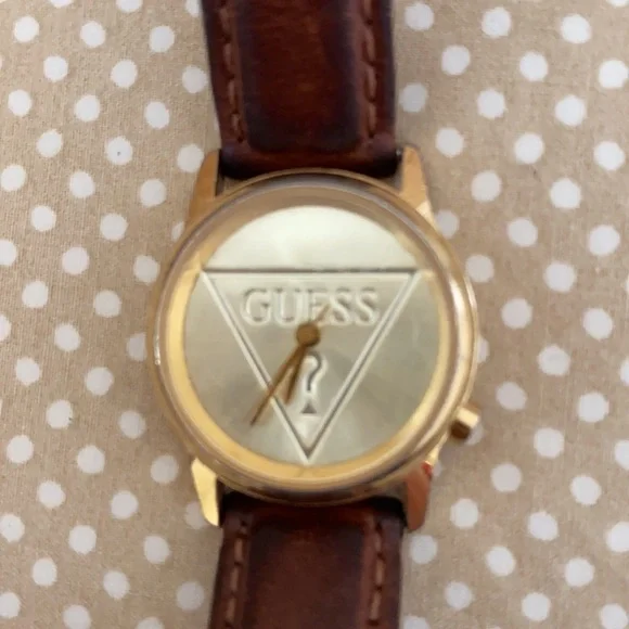 Vintage Guess watch with leather strap - Picture 6 of 12